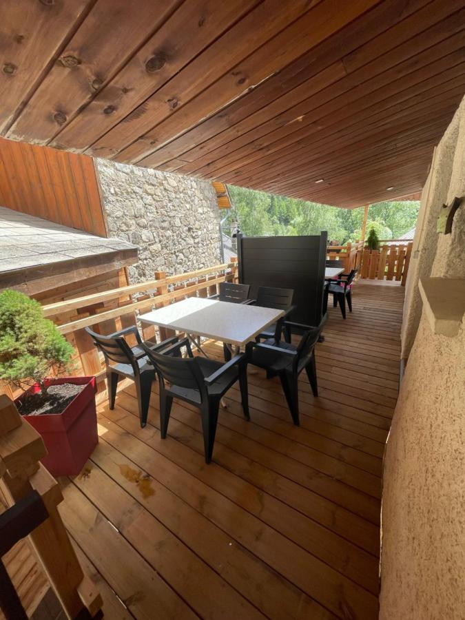 L Alpin Bel Appartement Avec Terrasse Dans Vieille Ferme De Montagne Renovee 레오레스 외부 사진
